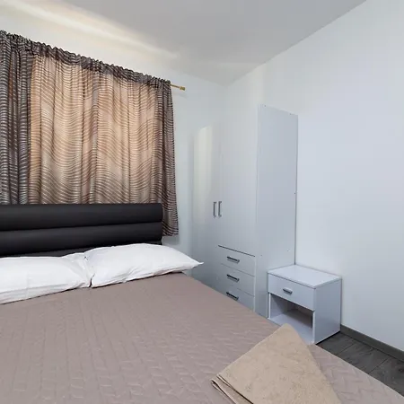 Apartment Ban *